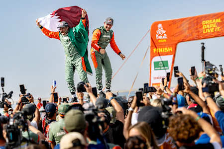 Nasser Al-Attiyah e Fabian Lurquin na linha de chegada após vencerem o Dakar 2026 em 17 de janeiro de 2026 Yanbu, Arábia Saudita   