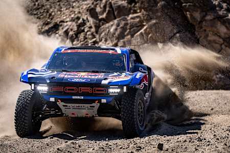 Carlos Sainz y Lucas Cruz del equipo Ford M-Sport durante el Prólogo del Dakar 2026 el 3 de enero de 2026 en los alrededores de Yanbu, Arabia Saudí 