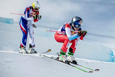 Fanny Smith vor Ophélie David beim Start des Red Bull Superskicross 2021 in Andermatt