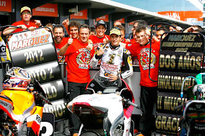 Bild zeigt Marc Márquez beim Gewinn der Moto2-Weltmeisterschaft, 2012.
