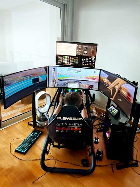 Le set up du simulateur de Max Verstappen comprend un siège de course type F1, un retour de force Bodnar SimSteering, un volant Precision Sim Engineering, des pédales Heusinkveld et quatre écrans.