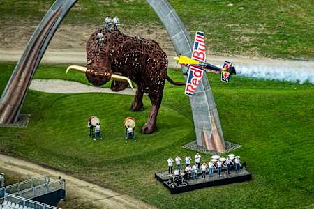 El italiano Dario Costa vuela con el Edge 540 mientras tocan los músicos en Spielberg, Austria, el 22 de junio de 2020.