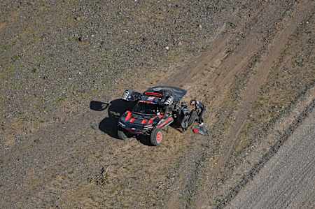Carlos Sainz y Lucas Cruz pinchan su Audi RS Q e-tron E2, del equipo Audi Sport, durante la etapa 11 del Dakar 2024 el 18 de enero de 2024 entre Al Ula y Yanbu, Arabia Saudita