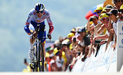 Florian Lipowitz vom Team Red Bull BORA hansgrohe rast auf der 13. Etappe der Tour de France 2025 beim spannenden Einzelzeitfahren von Loudenvielle nach Peyragudes, Frankreich, ins Ziel