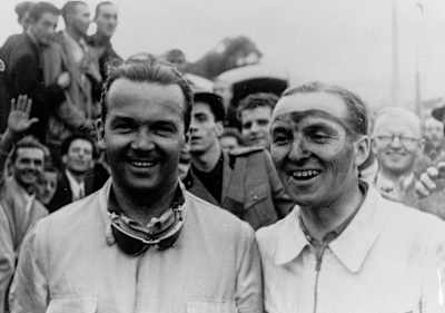 Caracciola (izda.) con Hermann Lang, en 1937