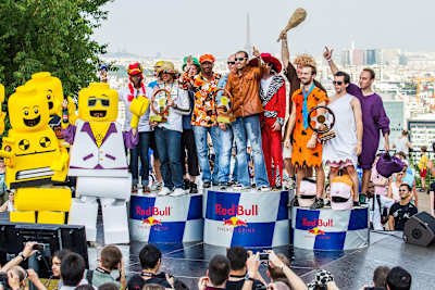 Les équipe célèbrent sur le podium de l'édition 2013 de la course Red Bull Caisses à savon.