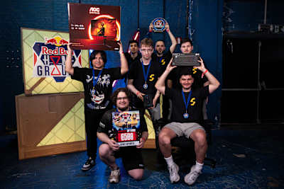 Die Gewinner des Red Bull Home Ground National Final posieren mit der Trophäe in Vilvoorde, Belgien.