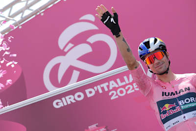 De teamcaptain van Team Red Bull - BORA - hansgrohe droeg de roze trui bij de start van de derde etappe in Albanië.