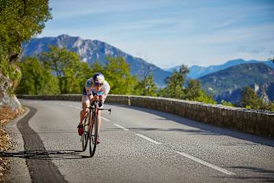 Lucy Charles-Barclay sul percorso ciclistico Ventum all'Ironman 70.3 World Championships a Nizza, in Francia il 7 settembre 2019