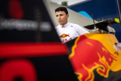 Le pilote français Isack Hadjar prend place à bord de sa Formule 3 en Hongrie.