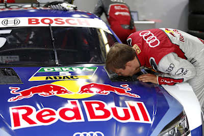DTM-Fahrer Mattias Ekström küsst die Motorhaube seines Rennwagens beim Rennen am Lausitzring, 2017. 