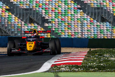 Une monoplace Red Bull Racing roule sur le circuit de Nevers Magny-Cours lors d'une événement de Formule 1.