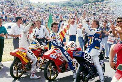 Álex Crivillé, Manuel “Champi” Herreros y Luis Miguel Reyes en el Gran Premio de España de la categoría de 80 cc, celebrado en el circuito de Jerez-Ángel Nieto, el 29 de abril de 1987.