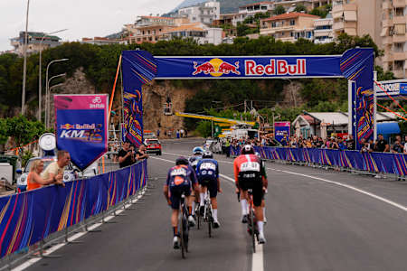 Les coureurs sprintent pour les primes sur la ligne d'arrivée volante Red Bull KM pendant le Giro d'Italia 2025 qui a commencé en Albanie. 