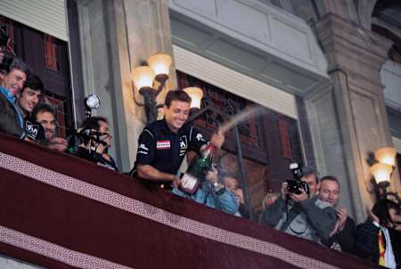 Emilio Alzamora celebra su título mundial de 125 centímetros cúbicos de 1999, MotoGP.