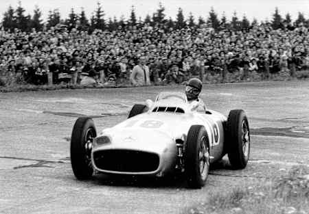 Juan Manuel Fangio en el Gran Premio de Alemania de 1954 Mercedes Benz W196 R