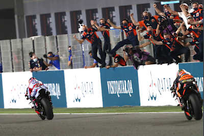 Enea Bastianini beats Brad Binder to win in Qatar as the bikes take the chequered flag.