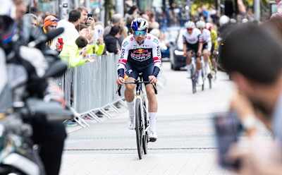 Primož Roglič della Red Bull - BORA - hansgrohe sfreccia tra la folla festante durante l’Andorra Cycling Masters Movie ad Andorra il 19 ottobre 2025.