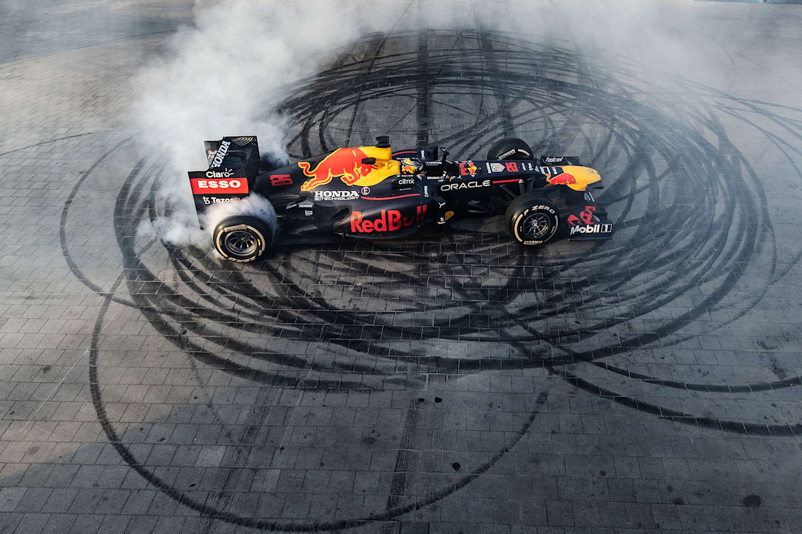 Red Bull Racing ia cu asalt Bucureștiul!