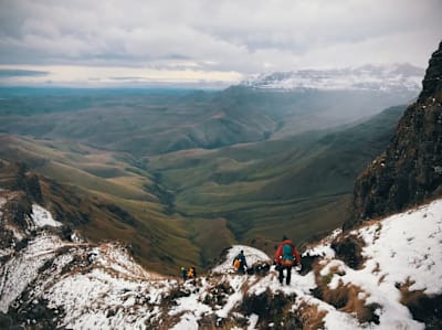 Unos senderistas caminan por las montañas de Drakensberg en Sudáfrica.