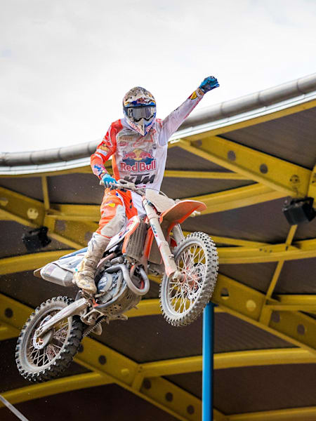Jeffrey Herlings over de finish van manche 1 in Assen