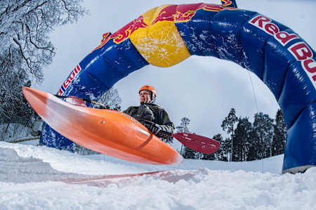 Ahti Reinup en kayak sur la neige.