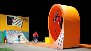 Eine Foto-Sequenz von Danny MacAskill beim Ausführen eines kompletten Loops beim Drehen von Imaginate