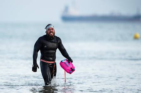 Après 157 jours en mer, Ross Edgley pose en fin pied à terre