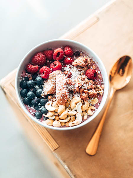 Ein echter Muntermacher: Fabios Lieblingsbowl mit Nuss- und Beerenpower