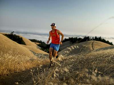 L'Américain Dylan Bowman court sur le Mont Tamalpais. Suivez ses conseils pour les débuter le trail running.