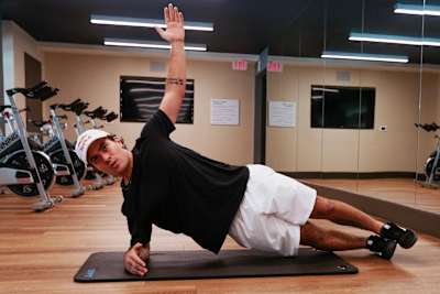 Atleta de Red Bull haciendo ejercicios abdominales.