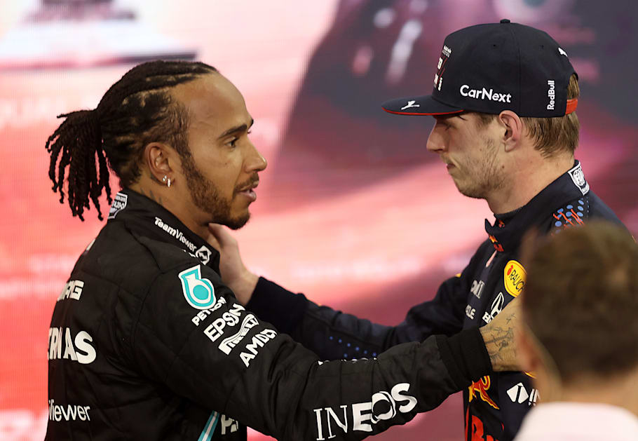 Müthiş yarışın sonunda Hamilton şampiyon Verstappen'i tebrik etti.