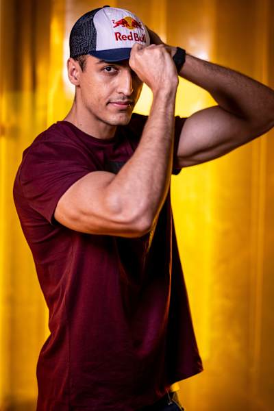 CS:GO गेमर अंकित पंथ पोज़ देते हुए