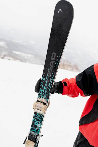 En närbild av Jesper Tjäders parkskidor Head Oblivion 84.