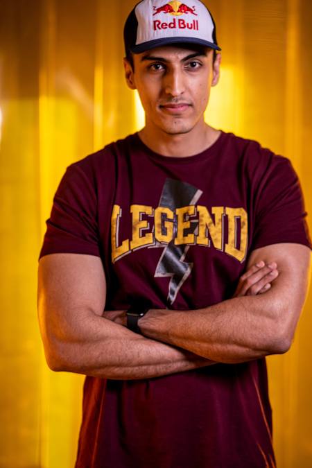 Ankit Panth, também conhecido como V3nom, a posar para a foto.