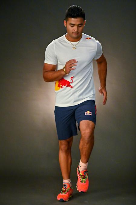 भारतीय क्रिकेट ऑलराउंडर रियान पराग क्रिकेट मैच से पहले किए जाने वाले अभ्यास करते हैं