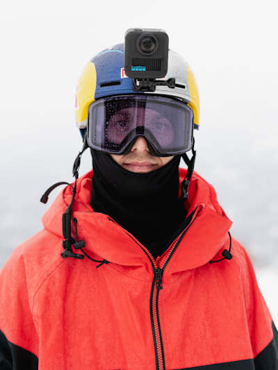 Den svenske freeskiingåkaren Jesper Tjäder poserar med sin parkskidutrustning i Niseko, Japan 9 april 2026.