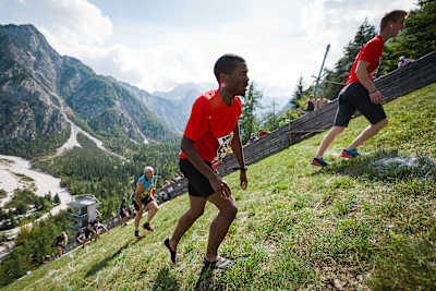 Des coureurs donnent tout lors de la course s Red Bull 400, à Ratece, en Slovénie, le 14 septembre 2019.