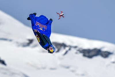 Un dron intenta seguir el ritmo de Peter Salzmann en su caída libre con un traje de alas a una velocidad máxima de 347 km/h.