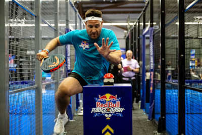 Marc Eggers beim Creator Cup des Red Bull Padel Dash 2026 kurz vor dem Drücken des Buzzers.