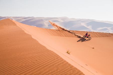 Kevin Benavides court pour l'équipe Red Bull KTM Factory Racing lors de l'étape du Rallye Dakar dans les dunes du désert d'Arabie saoudite.