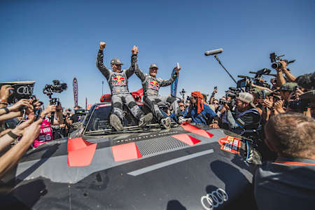 Carlos Sainz (ESP) del equipo Audi Sport en la línea de meta durante la etapa 12 del Rally Dakar 2024 de YANBU a YANBU, Arabia Saudí, el 19 de enero de 2024.