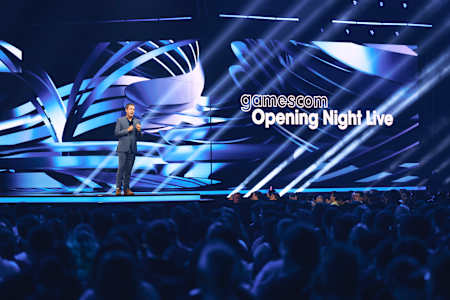 Geoff Keighley sur scène lors de l'Opening Night Live de la Gamescom.