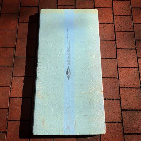 Styrodurplatte vom Bau, die von Quirin Rohleder in den Neunzigern als Surfbrett am Eisbach genutzt wurde.