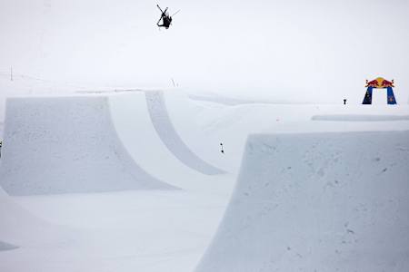 Simon Dumont freeskiing.