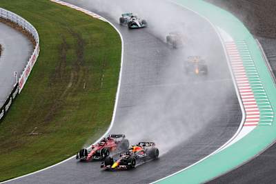 Kurvenfahrt beim Grossen Preis von Japan 2022 in Suzuka.