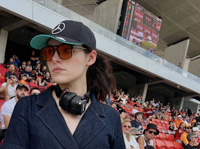 Діана Бестужева спостерігає за перегонами