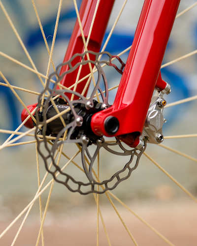 Твои глаза тебя не обманывают. Это действительно спицы