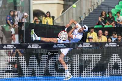 Juan Lebrón Chincoa en acción durante un partido de pádel el 28 de octubre de 2022, en Giza, Egipto