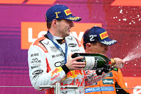 Víťaz pretekov Max Verstappen a druhý Lando Norris z Veľkej Británie a McLarenu na pódiu počas Veľkej ceny Japonska F1 na okruhu v Suzuke 6. apríla 2025.